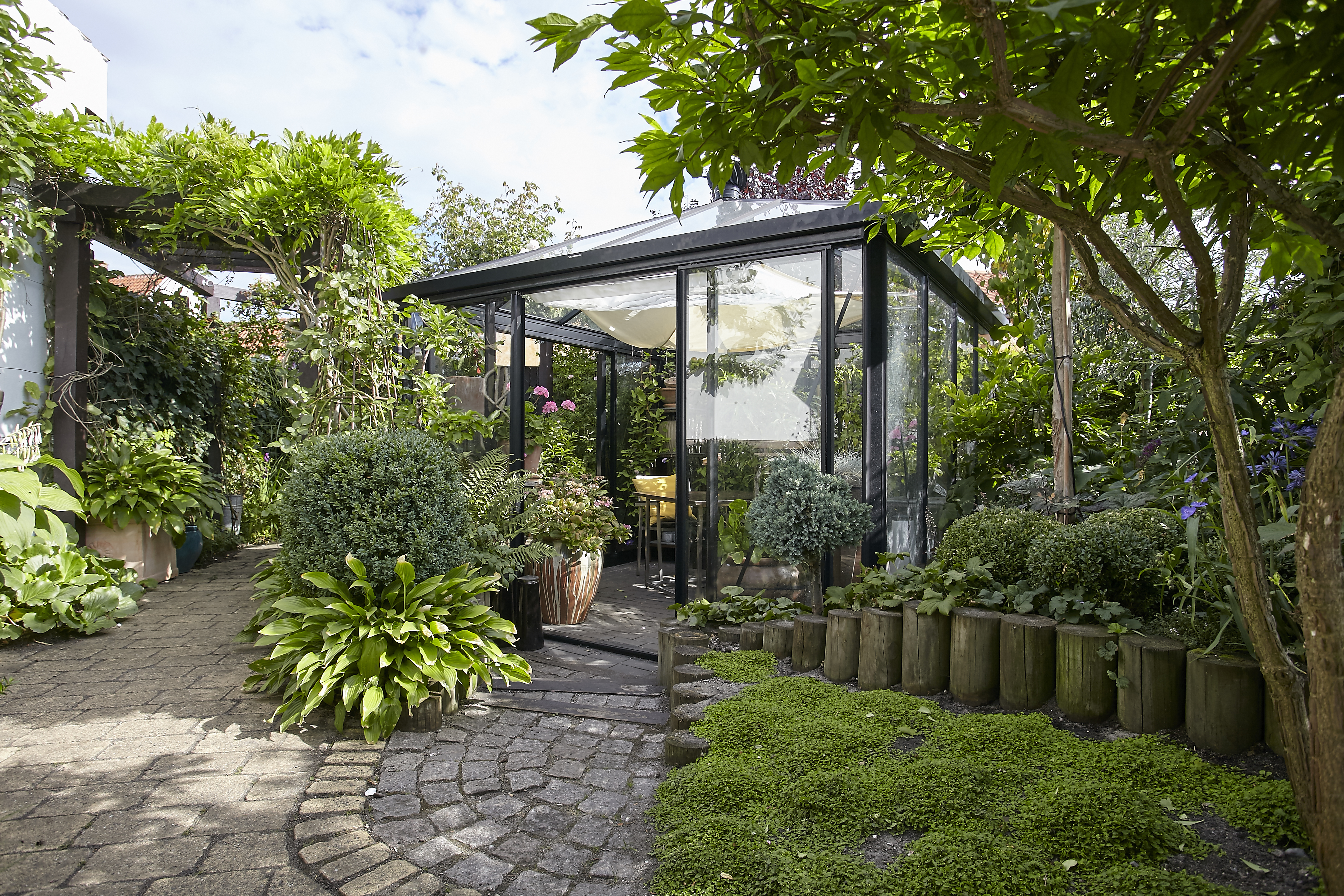 Havepavillon omgivet af planter | VICA Danmark