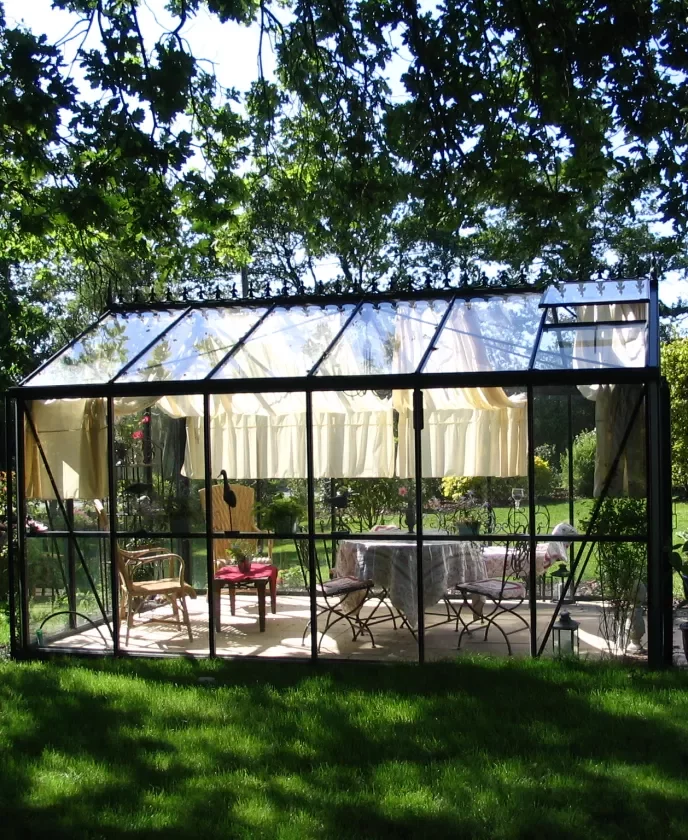 Fritstående glasbygninger og overdækninger – dit frirum i haven